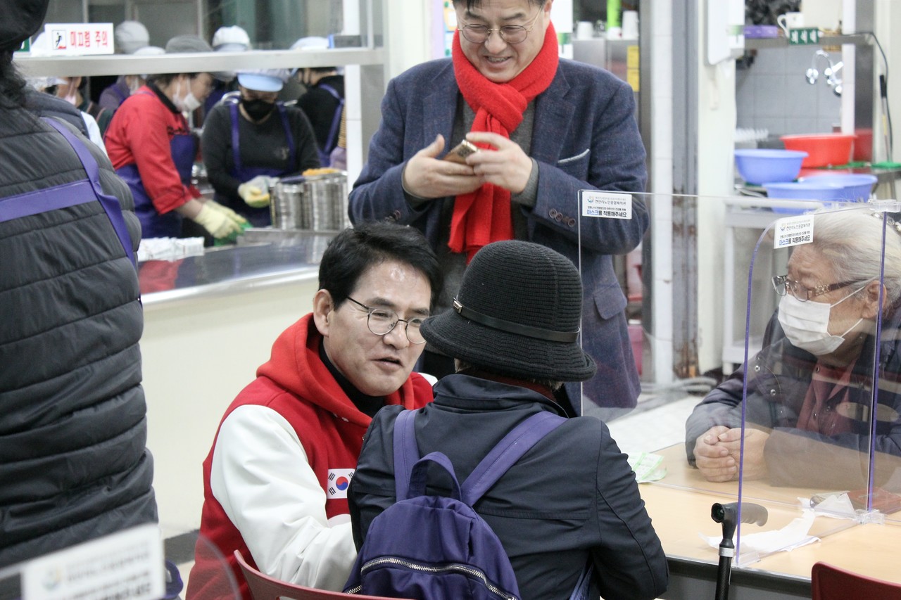 이창수 후보가 천안시노인종합복지관에서 급식 봉사를 하고 있다.
