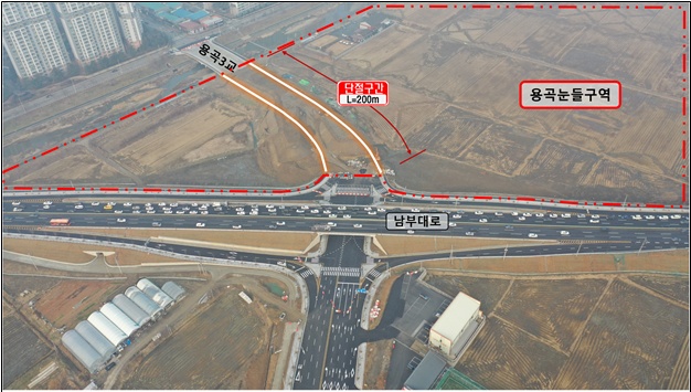▲ 천안 용곡동 남부대로 연결도로 공사 현장. 사진 속 붉은색으로 표시된 '단절구간(200m)'이 도시개발사업에 묶여 그간 주민들의 통행을 가로막아 왔다.